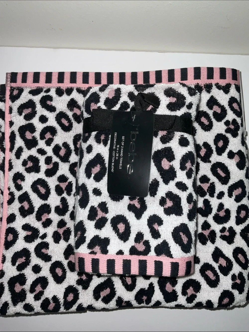 BEBE WHITE BLACK LEOPARD PRINT PINK HEM 4pc. 2 BATH 2 HAND TOWEL SET NWT